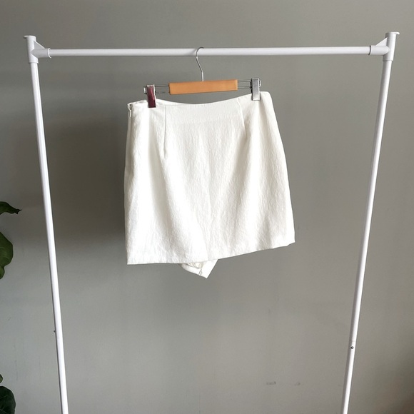 Aritzia Babaton Asymmetric Wrap White Mini Skirt Size 8 - Picture 2 of 4